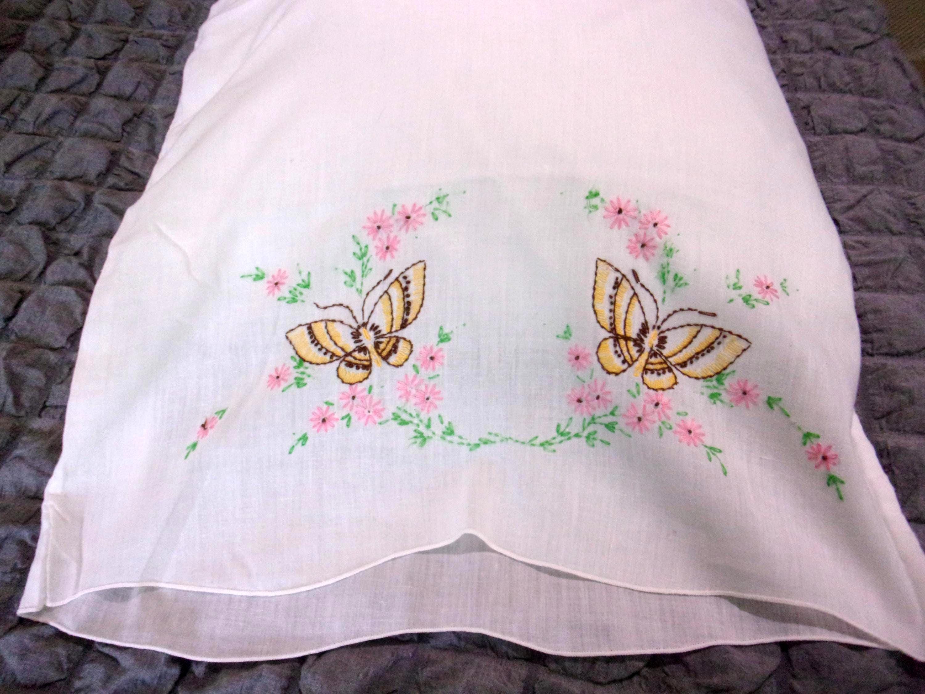 蝶の刺繍入り枕カバー：サテン製、18x30cm、ハンドメイド