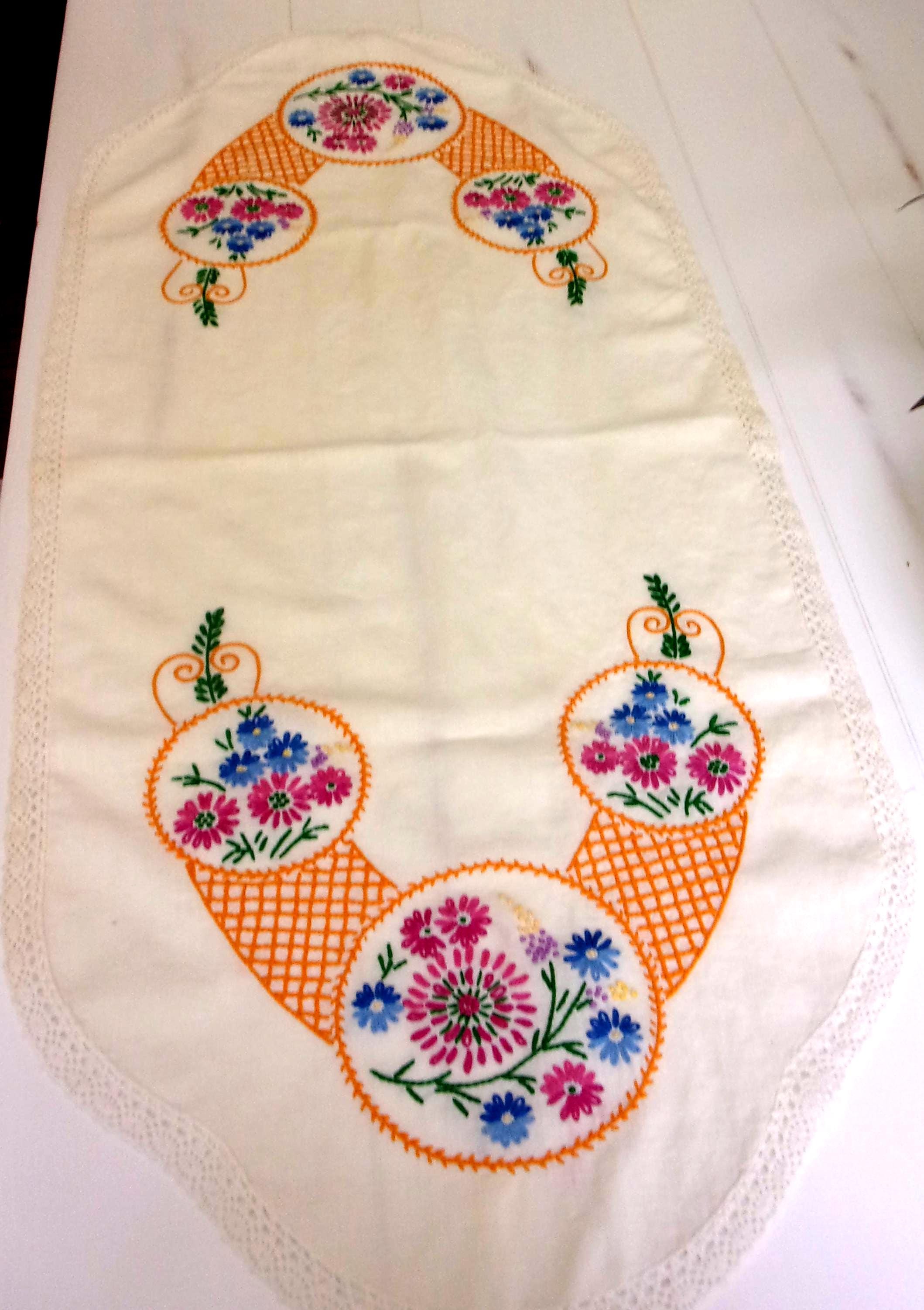 花柄刺繍のテーブルランナー：コットン製（16x38インチ