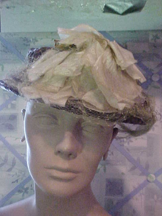 1950s Brown Straw Hat w/Beige Flowers &  Green Vei