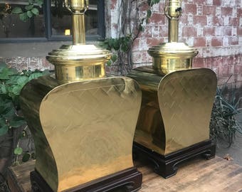 Matching Pair of Hollywood Regency Chinoiserie Brass Ginger Jar Weave Pattern Lamps on Wooden Chinese Style Bases