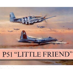 Puede incluir: Una pintura de temática aeronáutica que representa varios aviones de la época de la Segunda Guerra Mundial en vuelo. La imagen muestra prominentemente un P-51 Mustang y un B-17 Flying Fortress. El texto "P51 'LITTLE FRIEND'" se muestra en una pancarta rosa en la parte inferior.