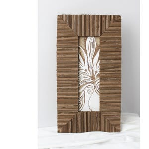 Decoración de pared orgánica moderna floral / Arte original de cartón tallado a mano / Arte largo y estrecho / Reciclado sostenible / Abstracto femenino en espiral