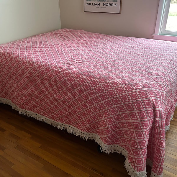 King Sized Pink and White Diamond Chenille Bedspread by Fashion Manor