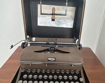 Vintage Royal Quiet De Luxe Typewriter with Case