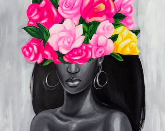 Può includere: Dipinto in scala di grigi di una donna con lunghi capelli neri e grandi orecchini a cerchio argentati. Una vibrante corona di rose rosa, gialle e bianche con foglie verdi adorna la sua testa. Lo sfondo è grigio strutturato.