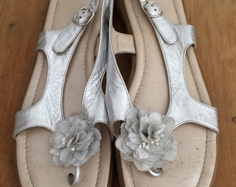 Wunderschöne silberfarbene Sandalen