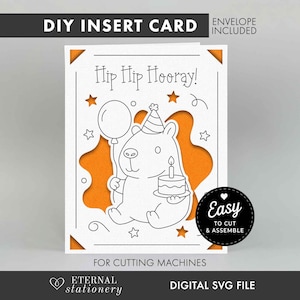 Puede incluir: Una tarjeta de inserción DIY blanca con un dibujo de línea negra de un oso con un sombrero de fiesta, sosteniendo un globo y un pastel de cumpleaños. El texto dice Hip Hip Hooray! y Easy TO CUT & ASSEMBLE. Un fondo naranja es visible.