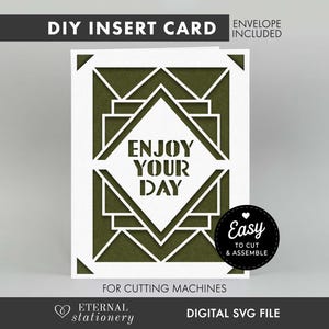 Op de afbeelding: Een witte DIY-insteekkaart met een geometrisch olijfgroen uitgesneden patroon en de tekst ENJOY YOUR DAY in het midden. De kaart bevat een digitaal SVG-bestandontwerp voor snijmachines, inclusief een ronde badge met EASY TO CUT & ASSEMBLE.