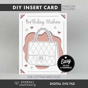 Pode incluir: Um cartão de inserção DIY branco com uma ilustração de linhas pretas de uma mala acolchoada com alça de corrente. O cartão tem recortes de corações e estrelas, revelando um fundo rosa seco. O texto diz Birthday Wishes e Easy to Cut & Assemble.
