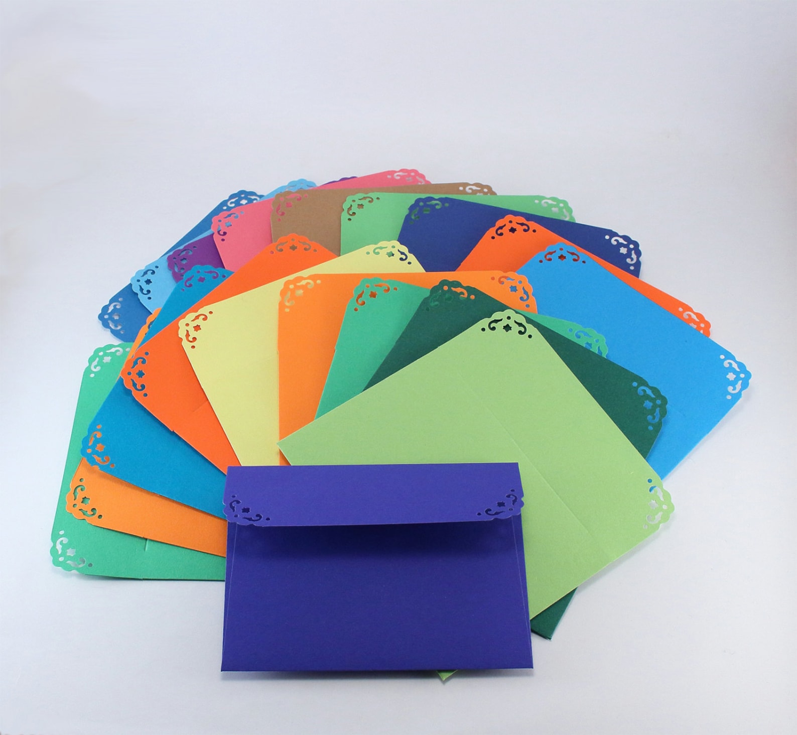 Sobres Pequeños Navideños - Lote De 50 Unidades Tamaño C7 (8,1 X 11,4 Cm), Colores Variados, 110 G/m²
