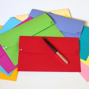 50 buste per inviti A7 con risvolto quadrato, buste di carta multicolore per biglietti d'auguri 5x7 foto matrimoni annunci conferme