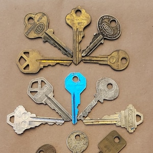 Lot of 25 keys - Random assortment #1