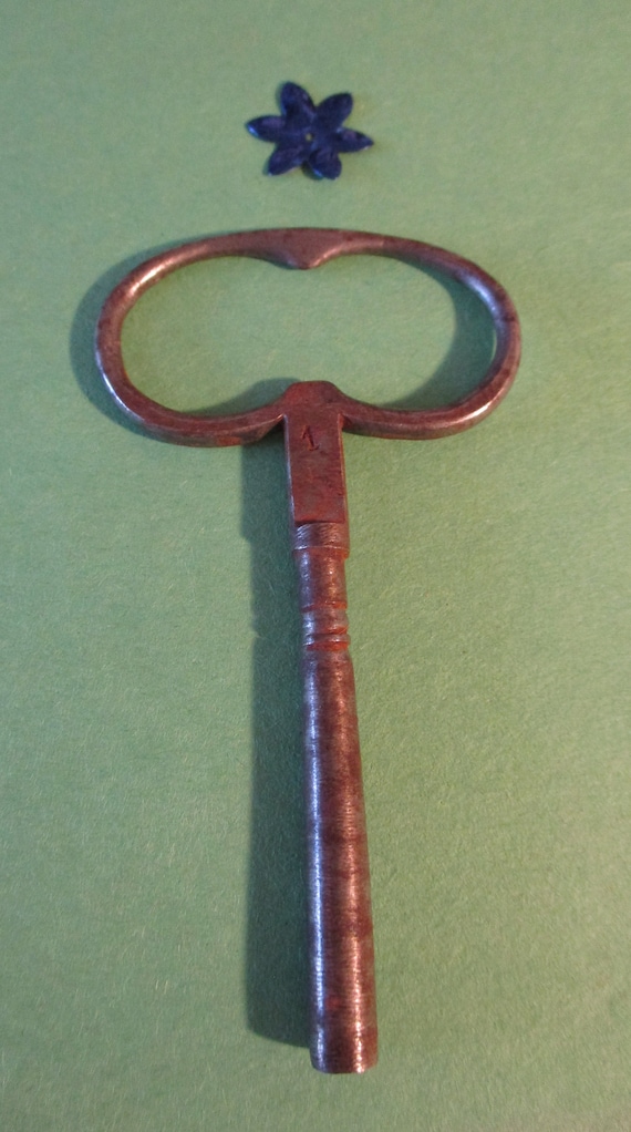 1 Steel French Style Clock Key Size 1 / 2.50 Swiss / 2.6 American Stk# 350