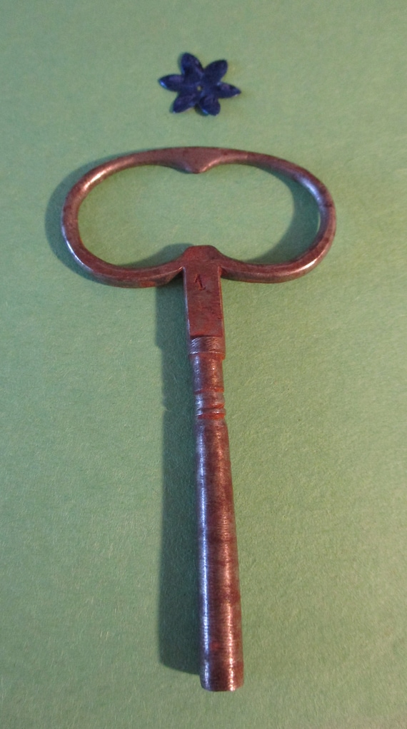 1 Steel French Style Clock Key Size 1 / 2.50 Swiss / 2.6 American Stk# 350