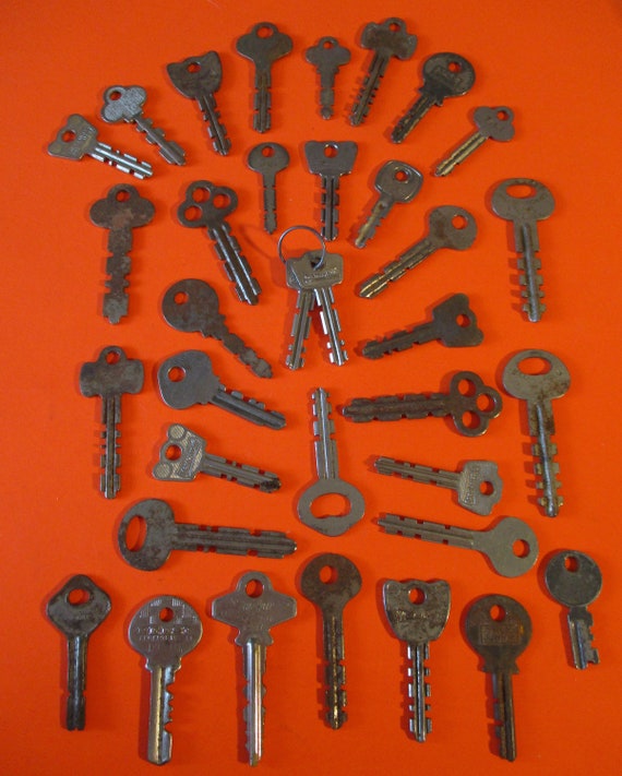 35 Assorted Rusty & Dusty Vintage Steel Keys for your Collections - Steampunk Art - Stk# K88