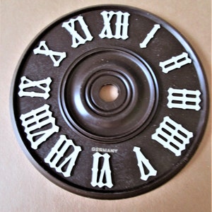 Quadrante in plastica marrone scuro da 4 1/4" con numeri romani in carta per i tuoi progetti a cucù - STK #1044