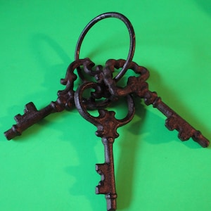 3 Large 4 1/4&quot; Long Reproduction Antique Look Cast Metal Fancy Keys for your Collections - Projects - Steampunk Art