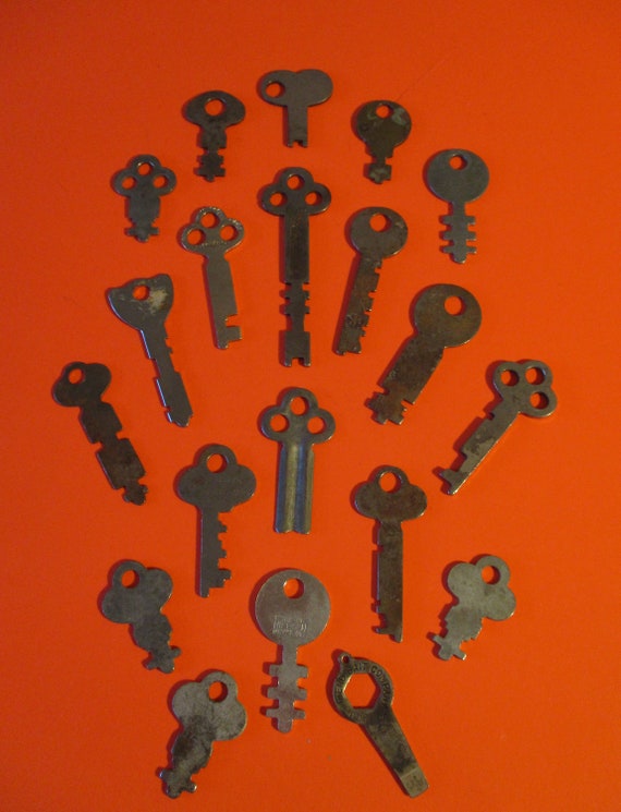 Lot of 20 Assorted Antique Flat Keys Stk# 530