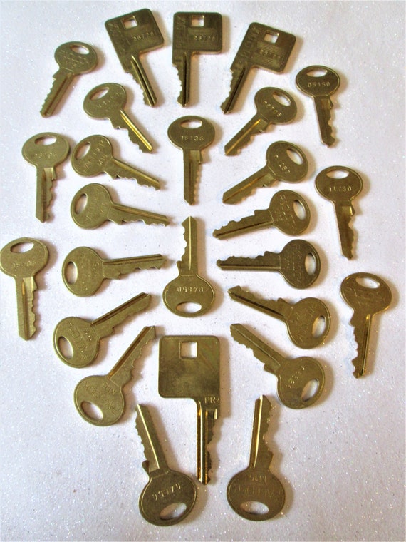 25 Assorted Vintage Brass Keys for your Collections - Steampunk Art - Jewelry Making and Etc.. Stk# 475