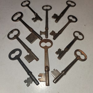 Lot of 10 Vintage Keys - STK #1027