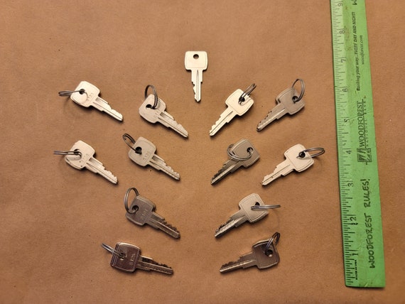 Lot of 25 silver keys - Great for arts/crafts - STK 1001