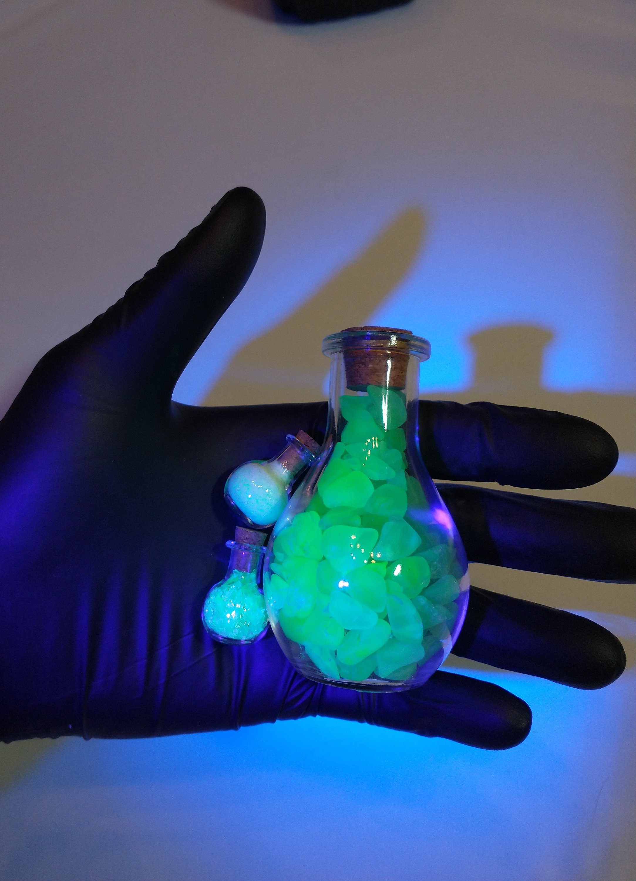 砕いた青いウランシーグラス（大きなポーションコルク瓶入り）、UV