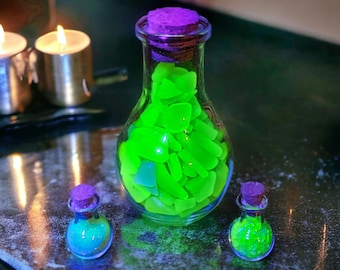 砕いた青いウランシーグラス（大きなポーションコルク瓶入り）、UV