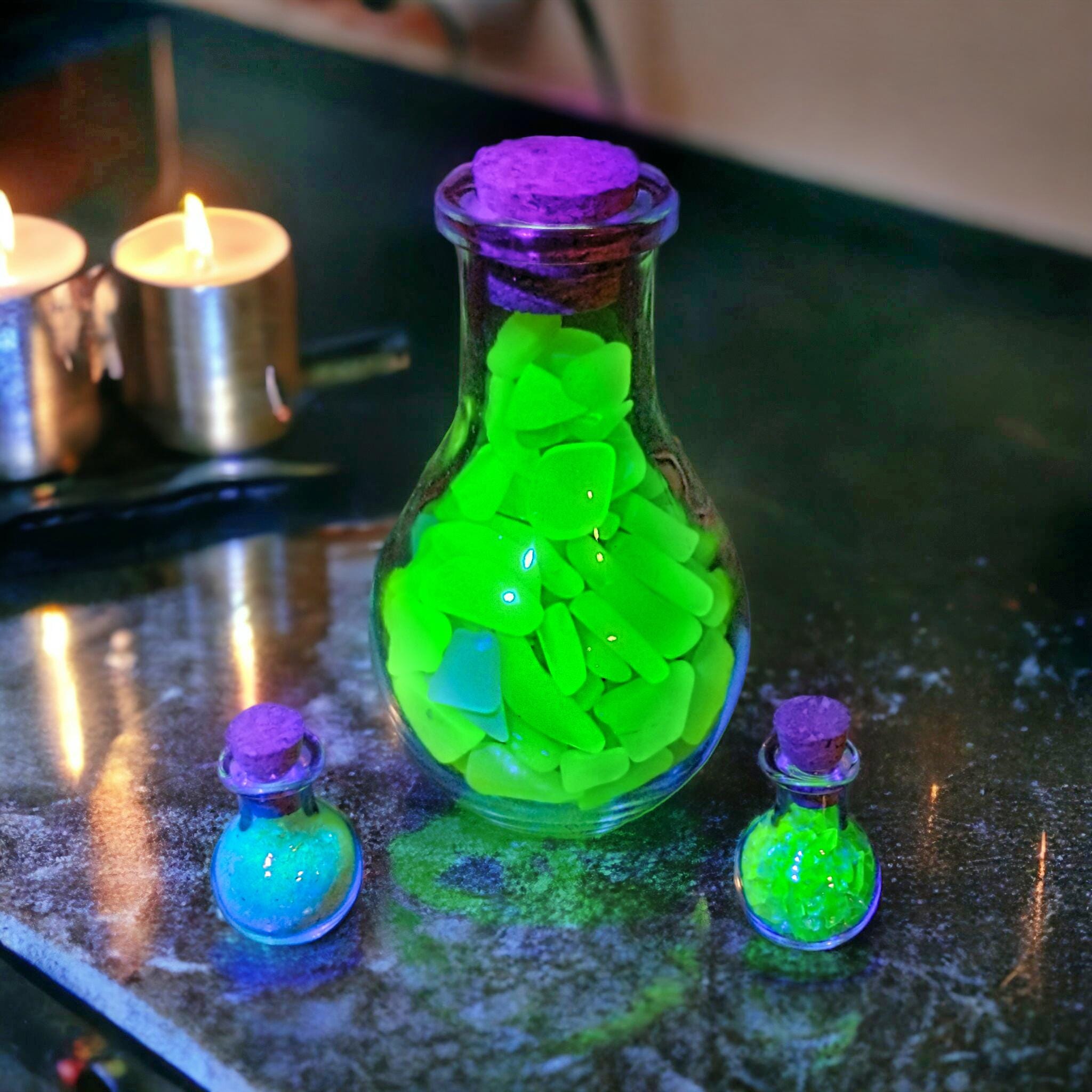 砕いたウランの海ガラス入り、3.5インチのコルク蓋付きポーション小瓶