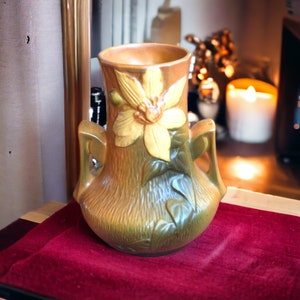 Beautiful Roseville 7&quot; Clematis Autumn Brown Two Handled Vase 106-7, 1940s Art Brown Orange Pottery