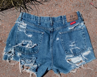 Distress Levi’s | Wrangler shorts