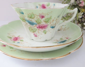 1900年代のアンティーク、エドワーズ＆ブラウンの緑とピンクの花柄の英国製ボーンチャイナのティーセット（3点セット）