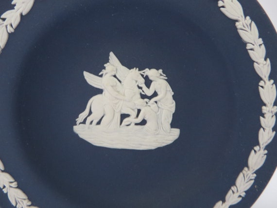 Wedgwood Jasperware vintage 1970's dark blue roun… - image 2