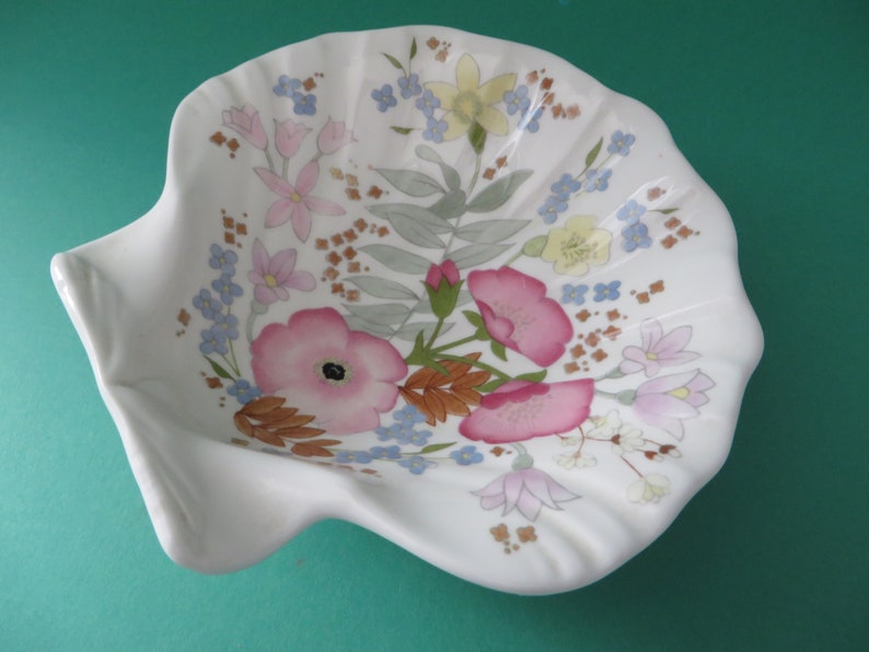 Wedgwood vintage 1970's Meadow Sweet shell shaped dish, Floral Shell dish, Floral pin dish, Gift for her, Gift for Mother, Pink Shell dish image 5