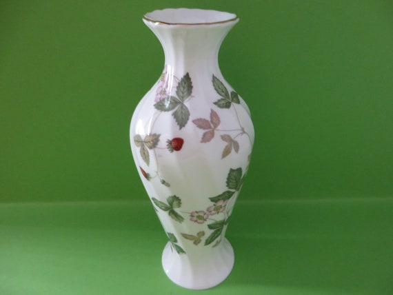 Wedgwood Vintage 1960 S Spiral Wild Strawberry Vase Etsy