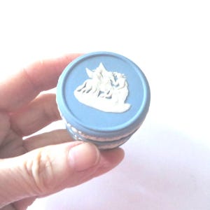 Wedgwood 1970&#39;s Jasperware Blue Pill Box: Pegasus relief