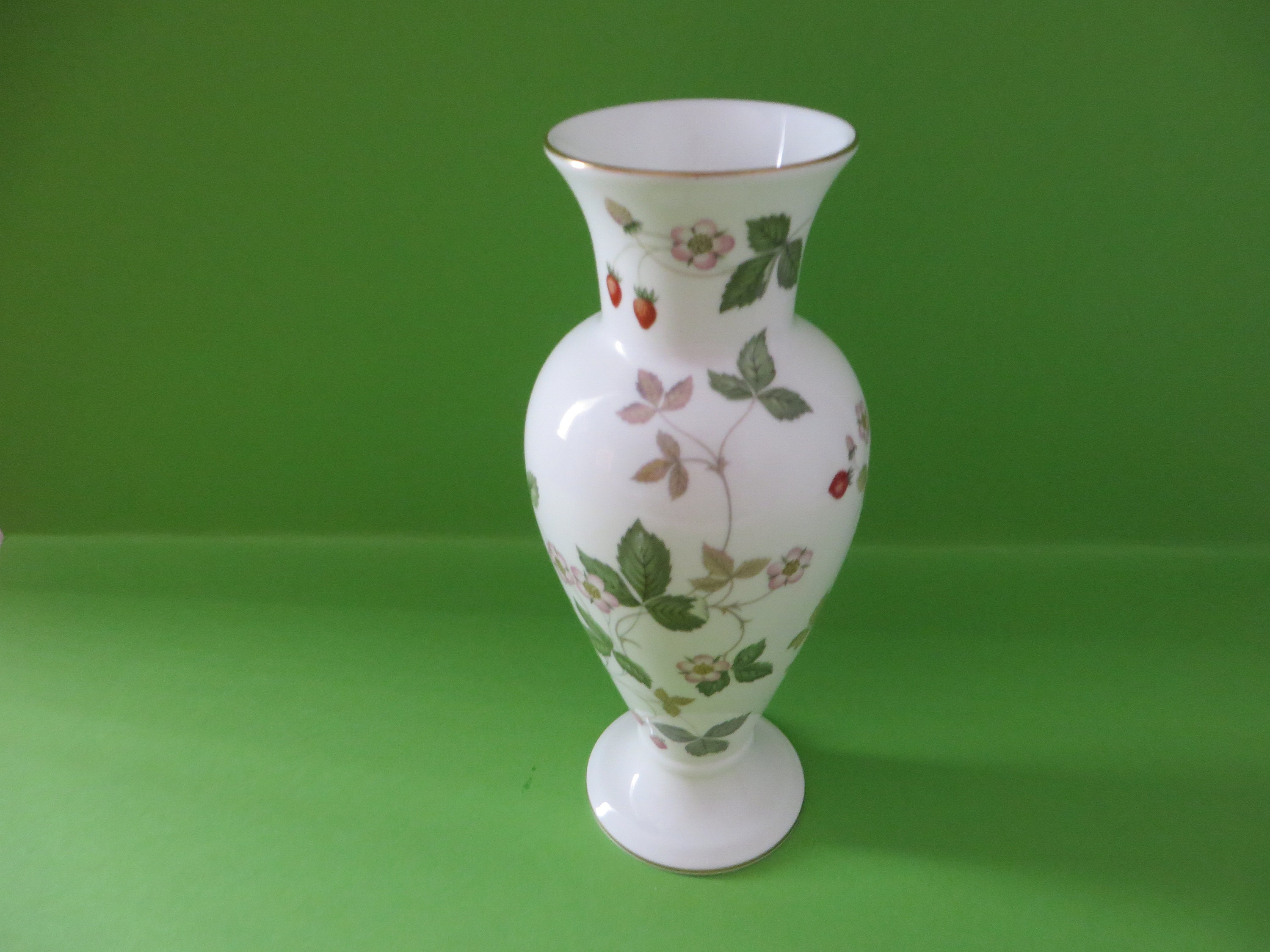 Wedgwood Vintage 1960 S Wild Strawberry Vase
