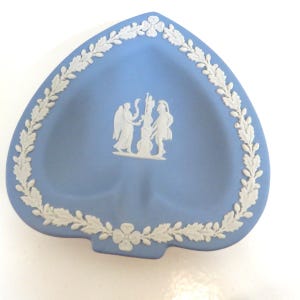 Wedgwood 1970&#39;s blue Jasperware heart shape pin  dish