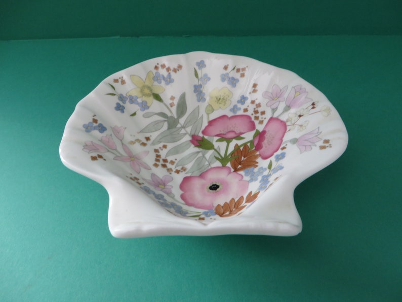 Wedgwood vintage 1970's Meadow Sweet shell shaped dish, Floral Shell dish, Floral pin dish, Gift for her, Gift for Mother, Pink Shell dish image 3