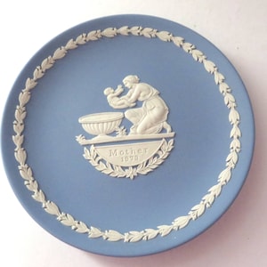 Wedgwood Blue Jasperware 1973 Mother&#39;s Plate, 2nd Quality