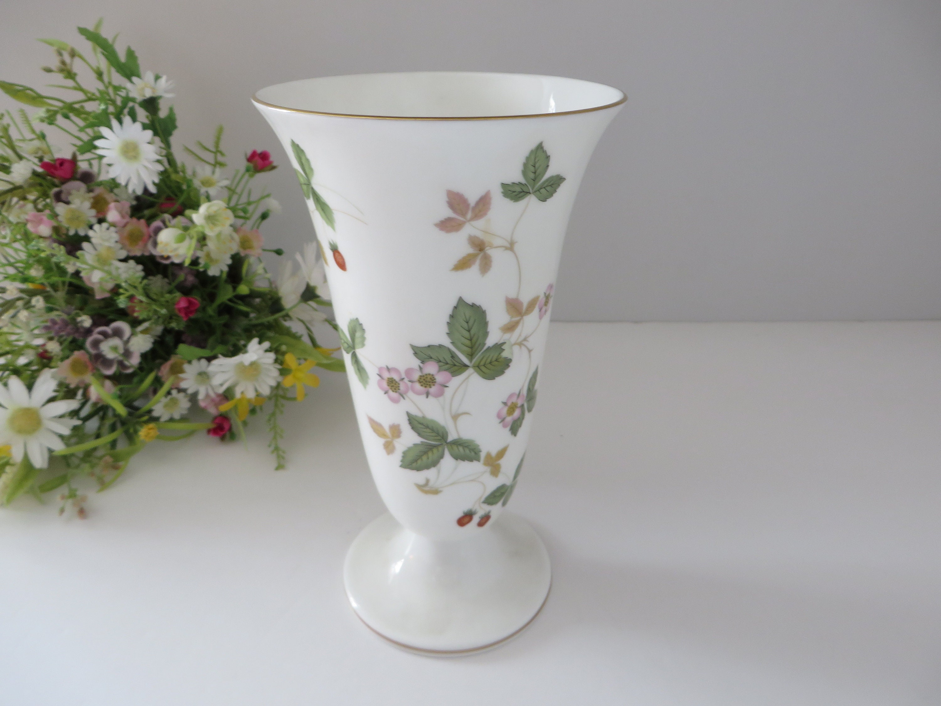 Wedgwood Vintage 1980 S Wild Strawberry Vase