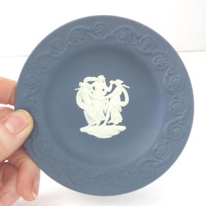 Wedgwood Jasperware Portland blue  1990&#39;s Arabesque pin dish