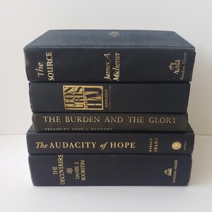 Instantbibliotheek in zwart en goud. Collectie vintage boeken voor de avontuurlijke lezer of slimme stylist. Neutrale oude boekenset.