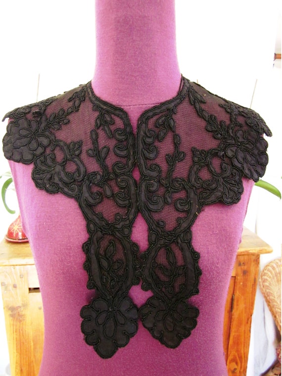 Large collar late 18th century black guipure women