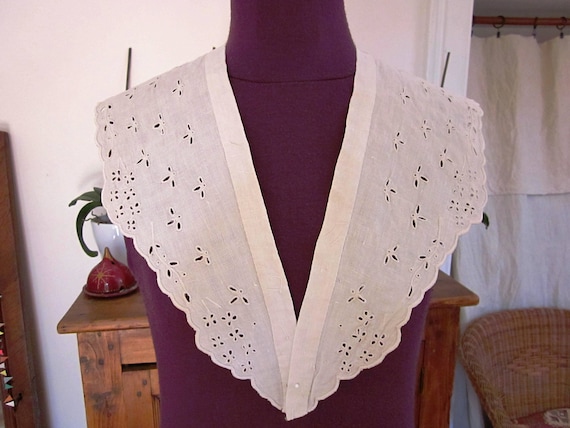 Large collar late 18th century women blouse