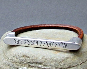 Pulsera de cuero con coordenadas GPS grabadas a mano - Cierre de plata personalizado