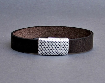Bracciale rigido in pelle da uomo personalizzato con chiusura magnetica