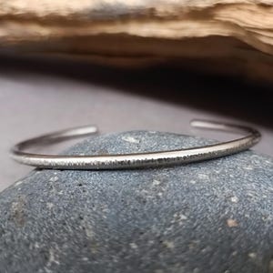 Dunne gehamerde titanium manchetarmband voor heren, uniseks armband vriendje cadeau breedte 3 mm cadeau voor hem Aangepast om je pols