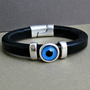 Pulsera de ojo malvado para hombre, brazalete de cuero azul para hombre, chapado en plata, cierre magnético, personalizable en tu muñeca.
