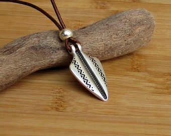 Collar de punta de flecha para hombre: colgante de aleación de zinc, cordón de cuero ajustable, regalo de San Valentín.