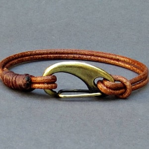 Pulsera de cuero para hombre con grillete: cierre náutico de bronce, puño personalizado